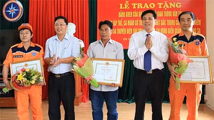 Trao Bằng khen tặng các tập thể và cá nhân tham gia cứu nạn 34 ngư dân bị đâm chìm tàu