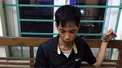 Mang theo súng lên xe khách với 42 gói ma túy quấn quanh đùi