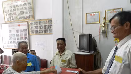 Cụ bà 100 tuổi tự mình đi bầu cử