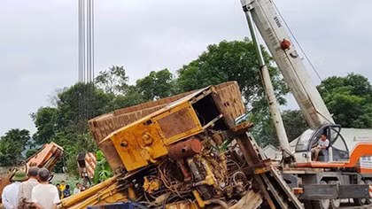 Đường Hồ Chí Minh tê liệt nhiều giờ vì xe đầu kéo lật ngang đường