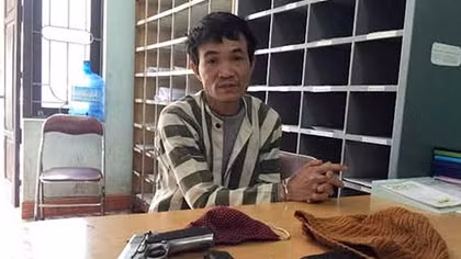 Mang súng quân dụng cướp tài sản phụ nữ trong ngày Tết