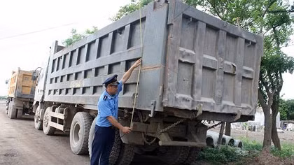 Nhiều lái xe quá tải vẫn có thái độ chống đối