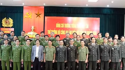 Thứ trưởng Trần Việt Tân kiểm tra công tác tại Công an Quảng Bình