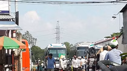 Doanh nghiệp vận tải đồng loạt kiến nghị xử lý xe “dù”