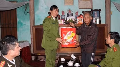 Công an tỉnh Hưng Yên: Thăm và tặng quà nhân dịp Tết Nguyên đán