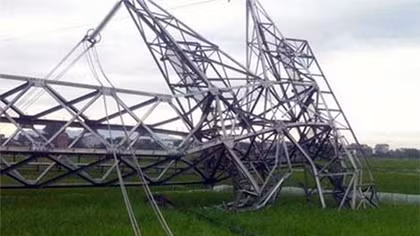 Gió lốc hạ gục cột điện đường dây 500 KV