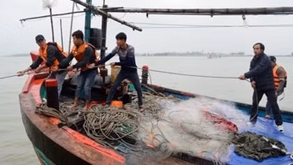 9 ngư dân gặp nạn trên biển