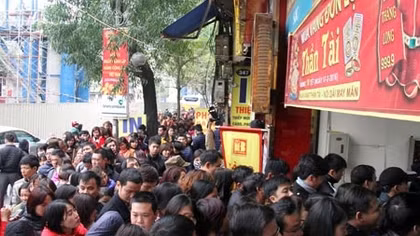 Hàng nghìn người xếp hàng từ sớm mua vàng ngày thần Tài