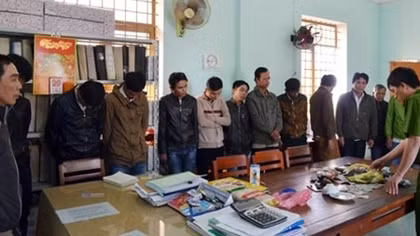 Hàng chục con bạc đang sát phạt trong nhà lão nông