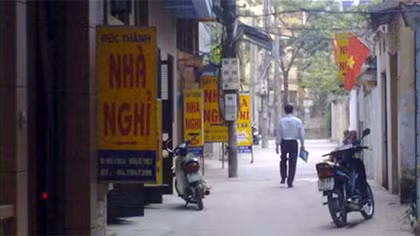 Hai người đàn ông bí ẩn và xác chết trong nhà nghỉ