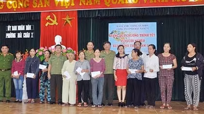  “Tết vì người nghèo” đến với người nghèo thành phố bên bờ sông Hàn