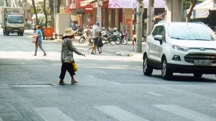 Khó xử phạt người đi bộ sai luật