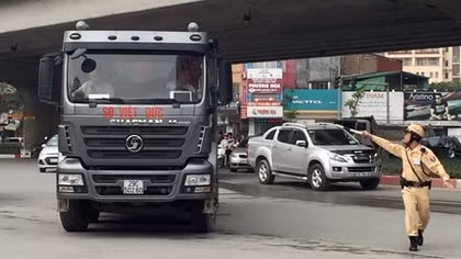 Xe tải vẫn tung hoành trên nhiều tuyến phố cấm