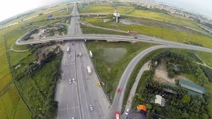 Dân lại phá rào, đi ngược chiều trên cao tốc Nội Bài - Lào Cai