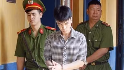 Bênh cha, dẫn bạn mang mã tấu truy sát nhà hàng xóm