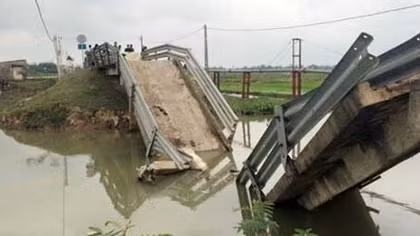  Xà Lan chở cát “hạ gục” cầu dân sinh