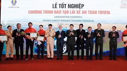 Thứ trưởng Bùi Văn Thành dự lễ tốt nghiệp đào tạo lái xe an toàn cho 8 giảng viên nòng cốt