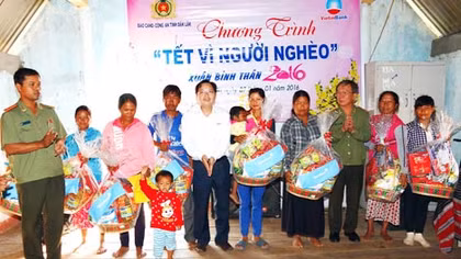 Mang Tết đến sớm với bà con vùng căn cứ cách mạng