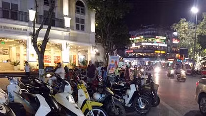 Bức xúc với tình trạng lấn chiếm vỉa hè phố Lê Thái Tổ để bán hàng