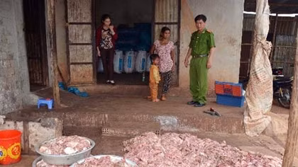 Kinh hãi phát hiện hàng tấn mỡ bẩn cất trong chuồng lợn chờ xuất đi bán