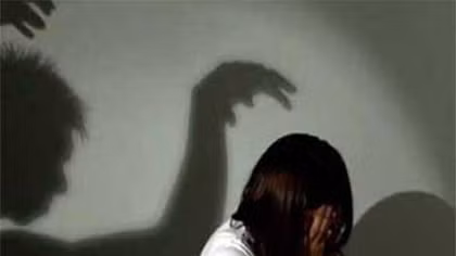 Hiếp dâm bé gái trên đường đi mời đám cưới