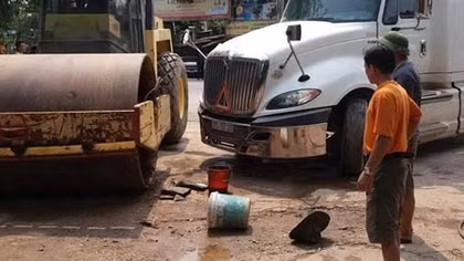 Đang rửa xe trước nhà, bị xe đầu kéo đâm chết