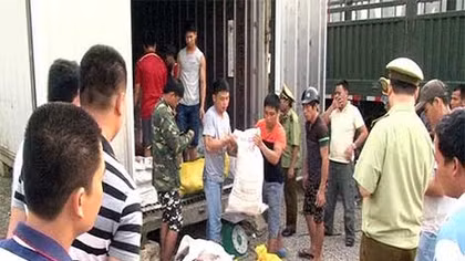 Truy “điểm đến và đi” của hơn hai chục tấn thịt, chân giò lợn chết