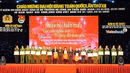 Tuyên dương thanh niên CAND trong phong trào hiến máu tình nguyện 