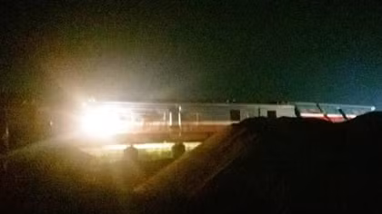 Đầu tàu hỏa lật khi đâm phải xe container vượt đường ngang