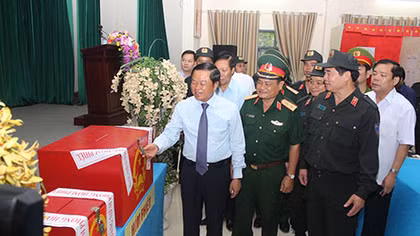 Phó Chủ tịch Quốc hội Đỗ Bá Tỵ kiểm tra công tác bầu cử và ứng trực của BTL CSCĐ