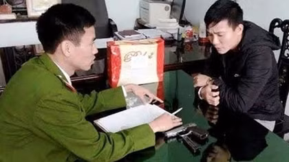 Bắt đối tượng tàng trữ 3 kg cần sa và súng K59