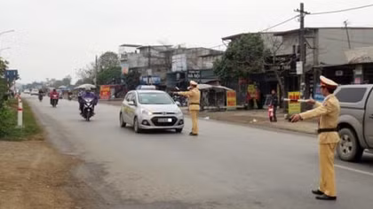 Nhiều vi phạm giao thông ở ngoại thành Hà Nội sau Tết