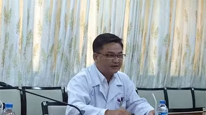 Nhân viên điều dưỡng dũng cảm cứu một bệnh nhân tự thiêu