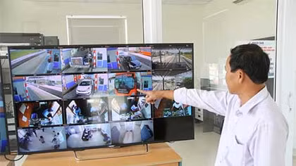 Camera an ninh “tố” đối tượng say rượu đuổi đánh nhân viên và đập phá trạm thu phí