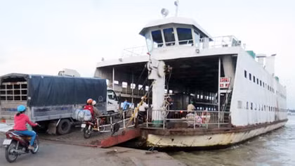 Dàn cảnh trộm tiền trên xe ô tô tại phà Vàm Cống