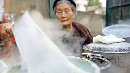 Bánh cuốn, sơn nước, và…
