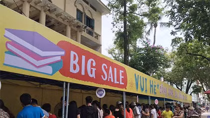 Chen chân mua sách đầu hè