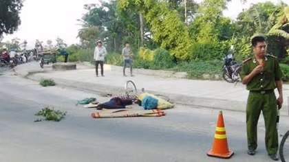 Ôtô cán chết thiếu phụ bán trà đá rồi bỏ trốn