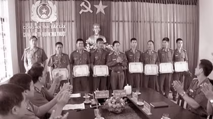 Khen thưởng đột xuất các tập thể, cá nhân có thành tích 