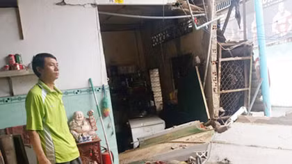 Tránh xe máy, xe tải tông sập quán phở 