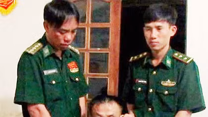 Đối tượng người Lào đang “tuồn” ma túy vào Việt Nam thì bị bắt