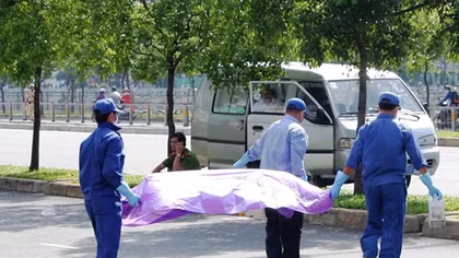 Rơi từ tầng 12 xuống đất, một người nước ngoài tử vong
