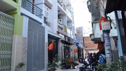 Khóa cửa rồi truy hô khi thấy cha đâm mẹ tử vong