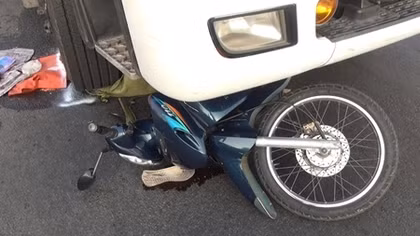 Cô giáo trên đường về nhà bị xe tải cuốn vào gầm