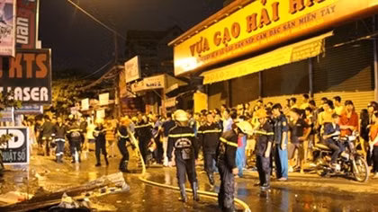 10 người kêu gào trong đám cháy giữa đêm