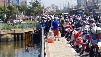 Tá hỏa phát hiện thi thể thiếu nữ nổi dưới kênh