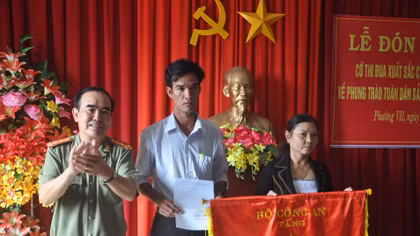 Tặng Cờ thi đua cho phường 7, TP.Vị Thanh (Hậu Giang)