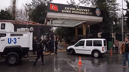 Tấn công khủng bố vào xe buýt cảnh sát tại Istanbul 