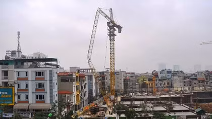Trục cần cẩu gẫy giữa đêm, người dân cuống cuồng bỏ chạy 