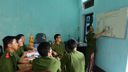 Những bước chân "tầm nã" không mệt mỏi